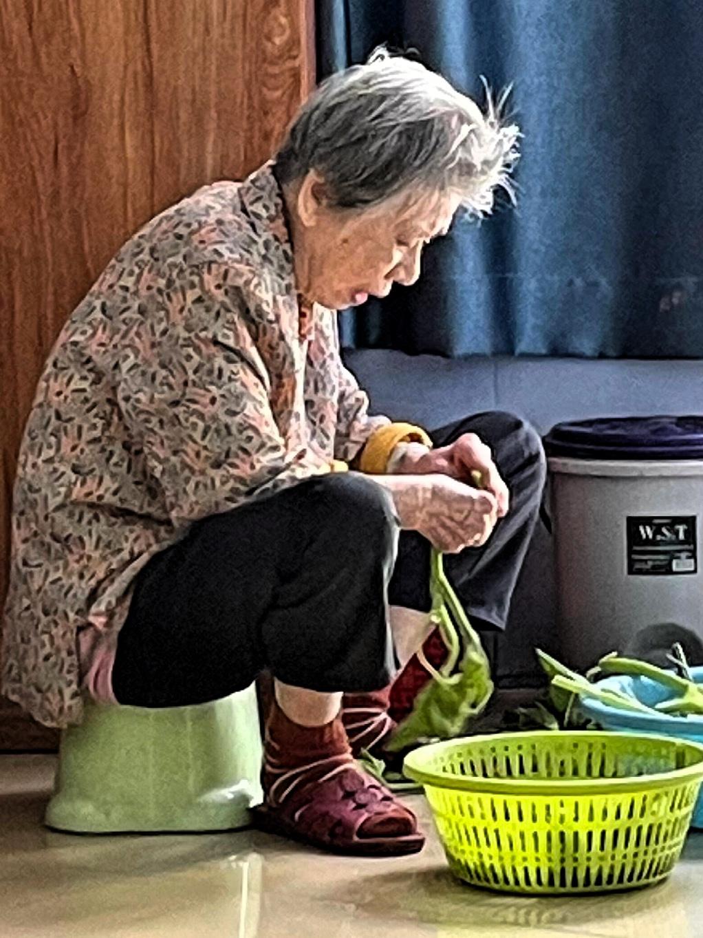 佛山一个女孩得了白血病，回到农村奶奶家，跟奶奶说:“奶，我得白血病了。”奶奶问啥