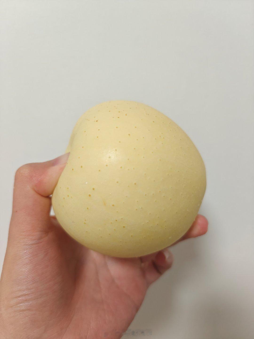 去超市买梨吃，没注意看，万万没想到买到的是个苹果.......我相信你们也以为这