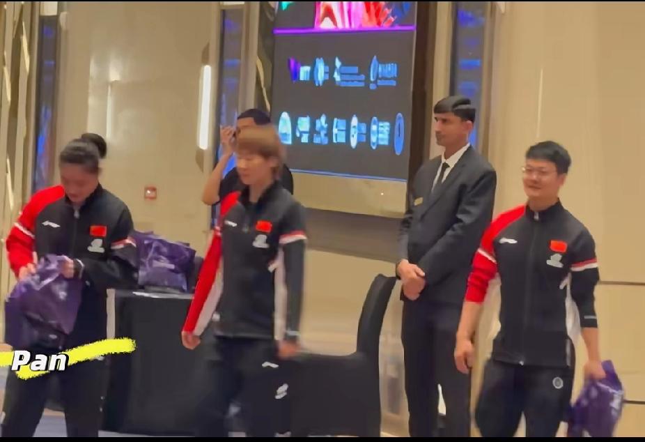 徐奕：王曼昱的贴心小跟班
 
晚宴后，大家都拿着统一的蓝色塑料袋，一开始还以为王