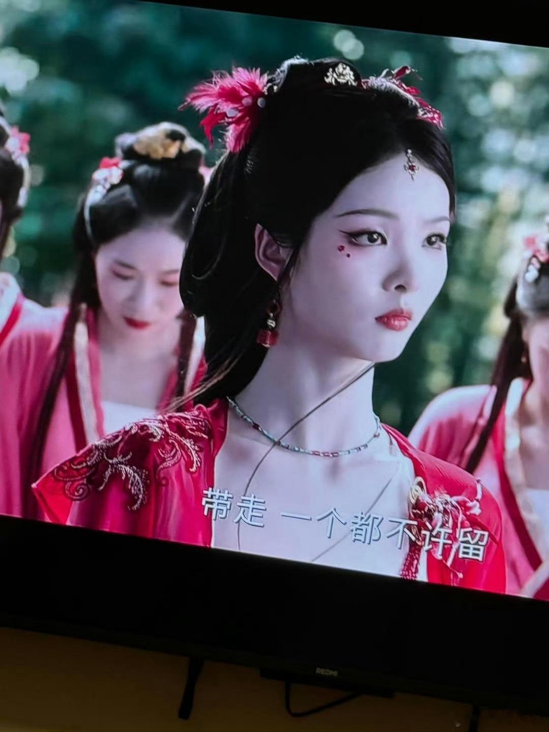 现在的剧给我一种看不清五官，但能看清妆容的感觉 