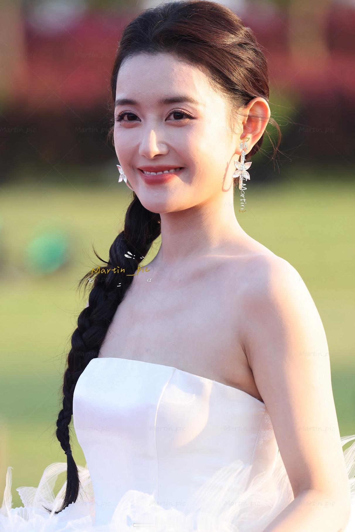 蒋依依金鸡奖红毯生图单马尾好少女的造型