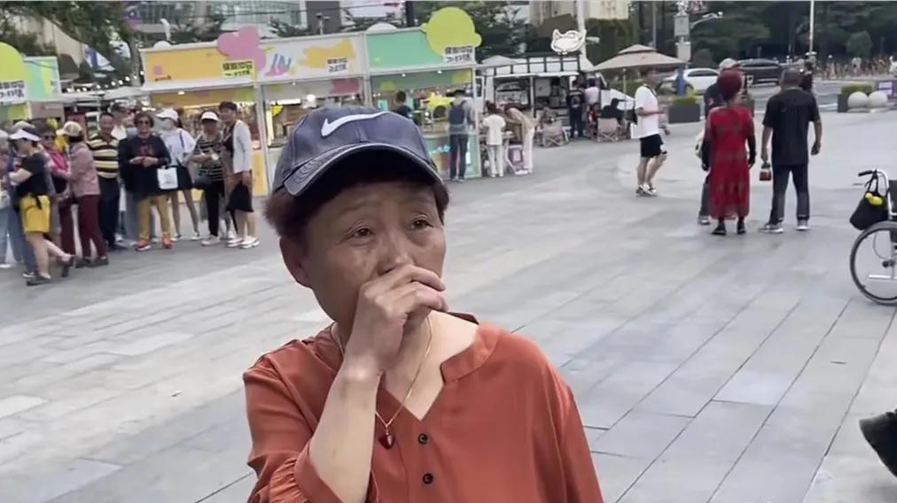 可怜这人总有可悲之处。
老年人需要自爱。毕竟不年轻了，年轻的惯性应作调整。唯有自