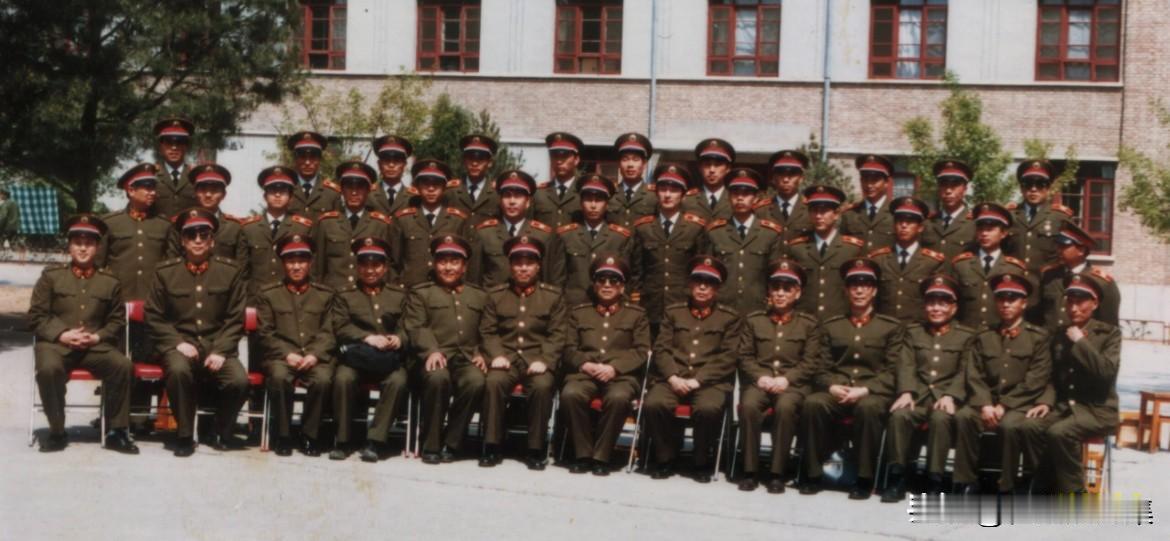 1984年10月1日，庆祝中华人民共和国成立35周年盛大阅兵式圆满结束后，时任北