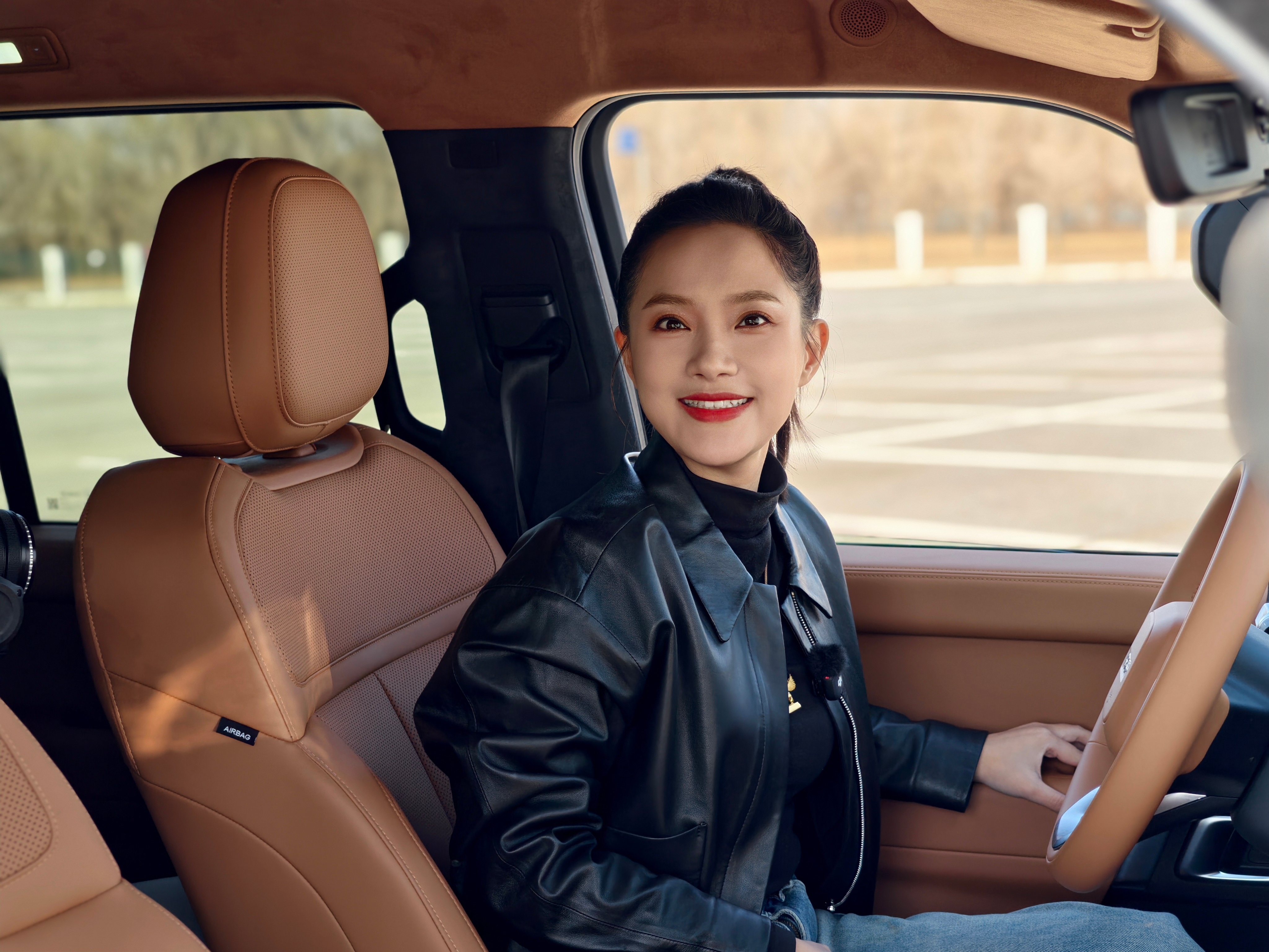 年前最后一个工作拍iCAR V27 头发梳的高高的！祝大家新年一切顺利，你们回家