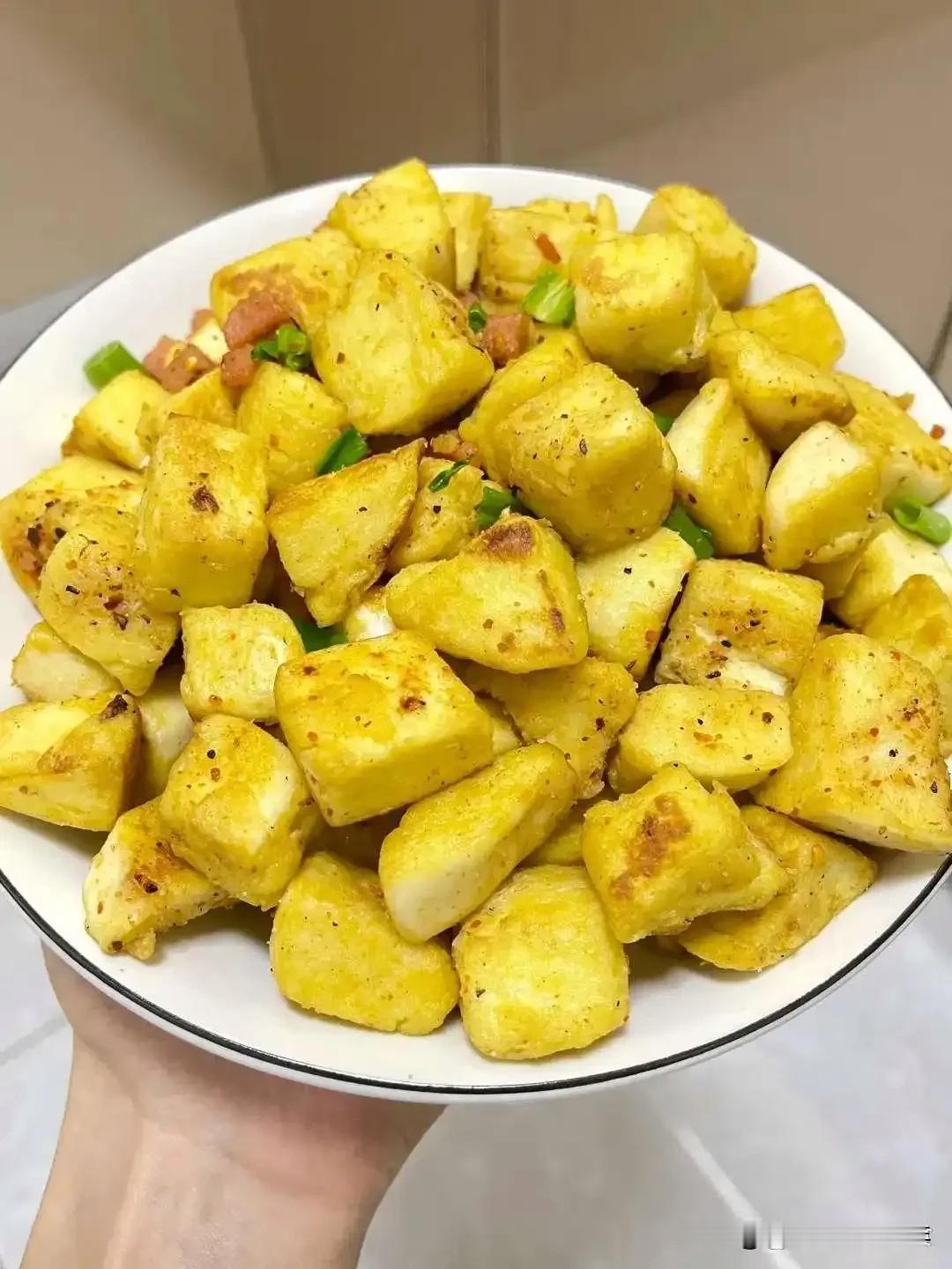 炒馒头丁，民间又叫苦楚馒馒，馒头晾透切丁，铁锅烧热，淋一勺胡麻油，其他油也可，下