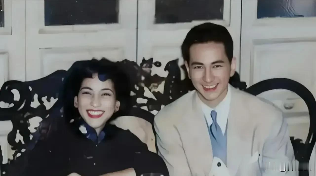 何鸿燊原配的长相其实也很一般，感觉谈不上漂亮，就是不丑，有点女生男像，只不过黎婉