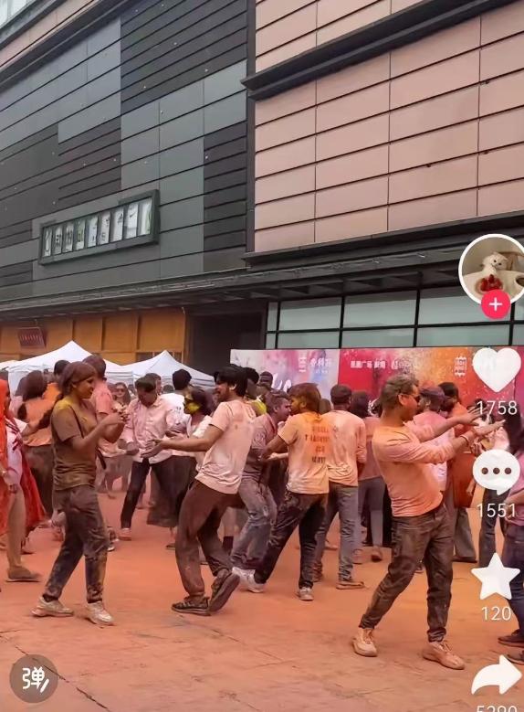 印度人又整活了，成都街头印度人过起了洒红节，直接把马路变成了巨型调色盘。

街头