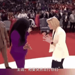 特朗普总统的精神顾问保拉·怀特正在进行驱魔仪式的镜头。这不是在恐怖电影里，而是在