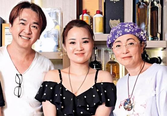 1997年，香港粤剧名伶邓永祥去世，临终前给儿子留下4亿遗产，并留下遗言：把钱花