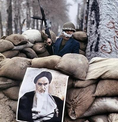 伊朗为什么会陷入“黑金诅咒”？其实，石油本应是天降横财，但在殖民逻辑下，它并非财