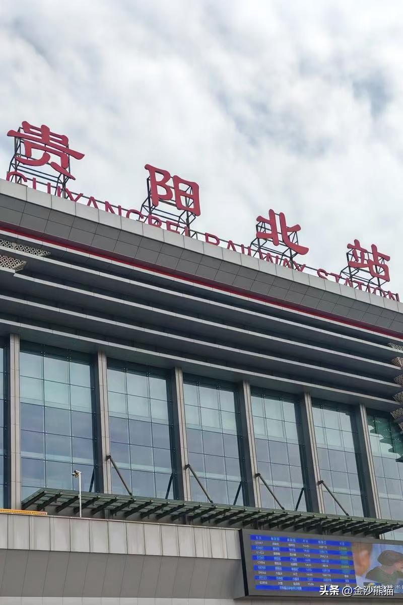 听张老师提到贵阳火车站一项特别有温度的公益摄影服务——“家珍照相馆”。这个免费项