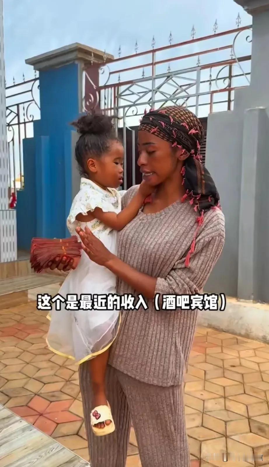 菲利斯在非洲坦桑尼亚娘家的生活越来越丰富多彩了。
菲利斯和姐姐姐夫拉乌小刘享受着