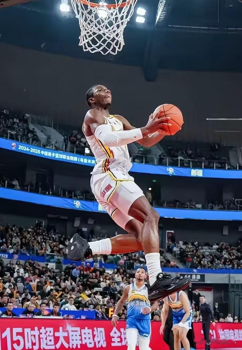 迪亚洛压哨注册，抖音驻现场直播。
万众瞩目的CBA联赛2025-2026赛季揭幕