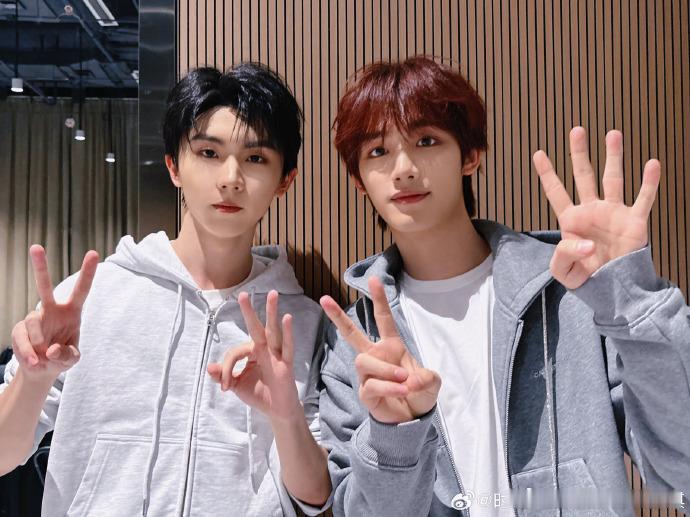 马嘉祺丁程鑫独有的仪式感马嘉祺丁程鑫6年12张手势庆生照马嘉祺为丁程鑫庆生 马嘉