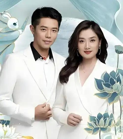 我宣布，
今天娱乐圈，
最搞笑的事情就是，在凤凰传奇演唱会上，曾毅竟然变相接受粉