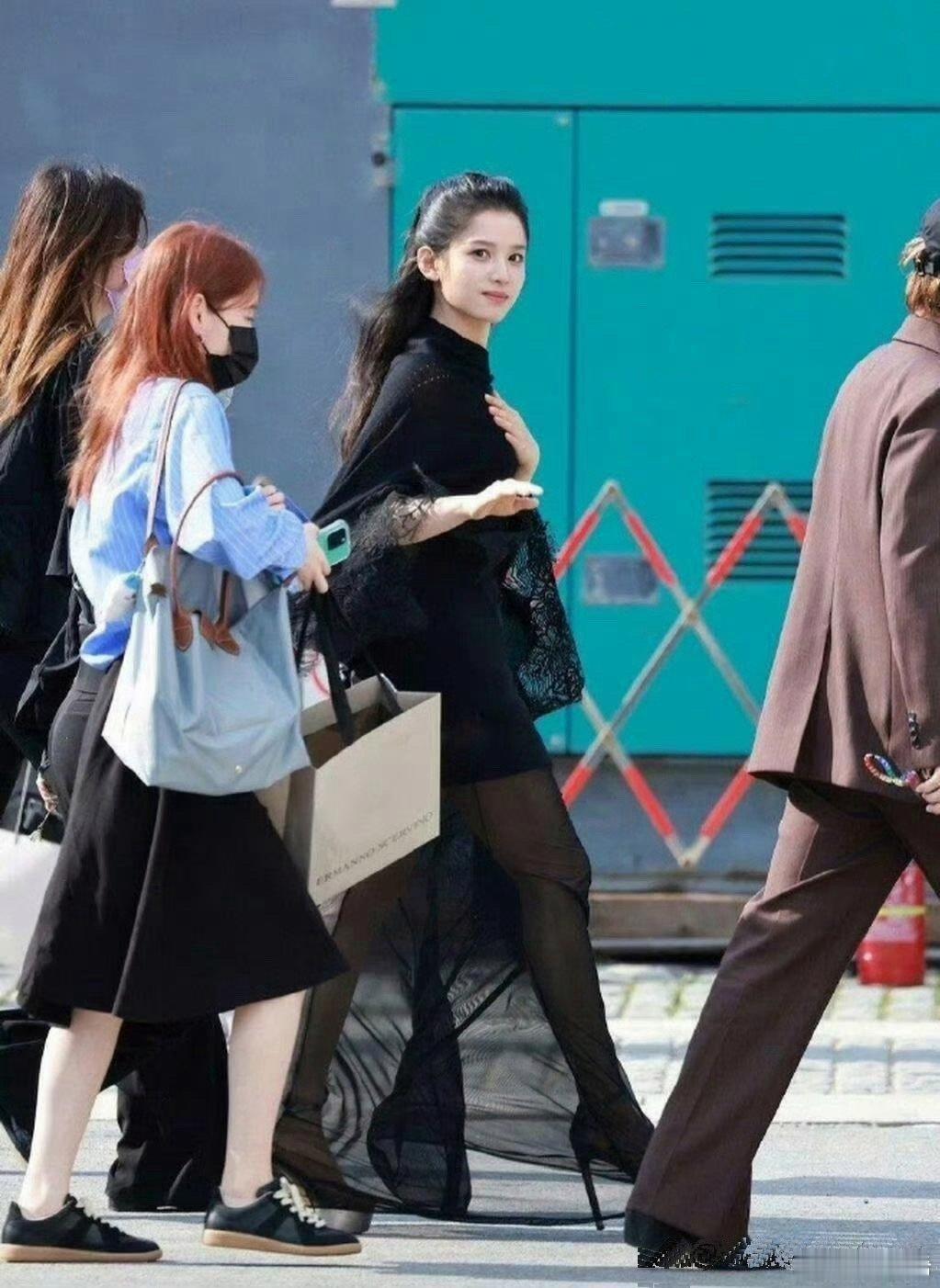 张婧仪的腿和普通人比起来，真的是又长又直 ​​​