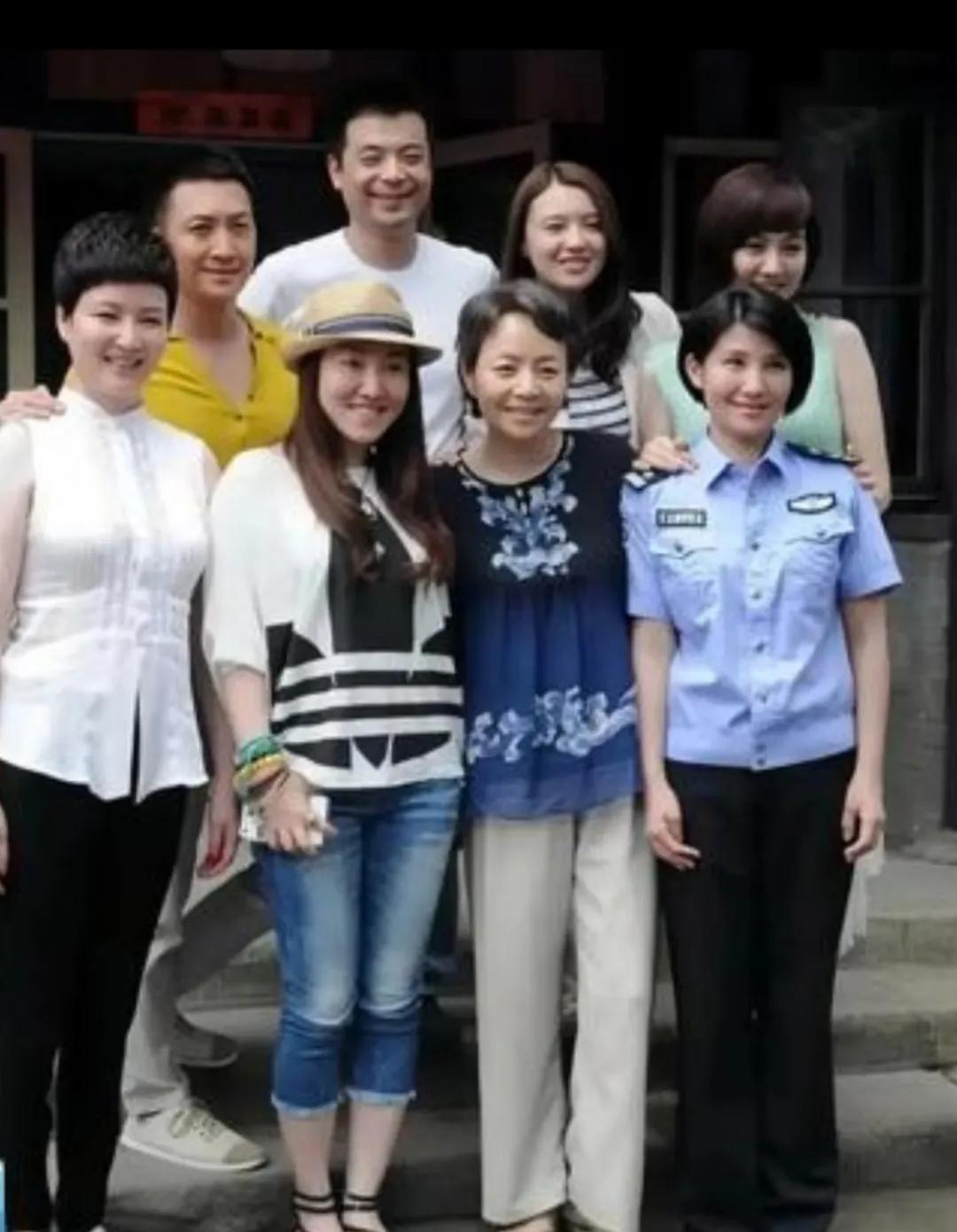 幸福美满的一家人，这是老米家的家人合影，都是实力派演员[赞]