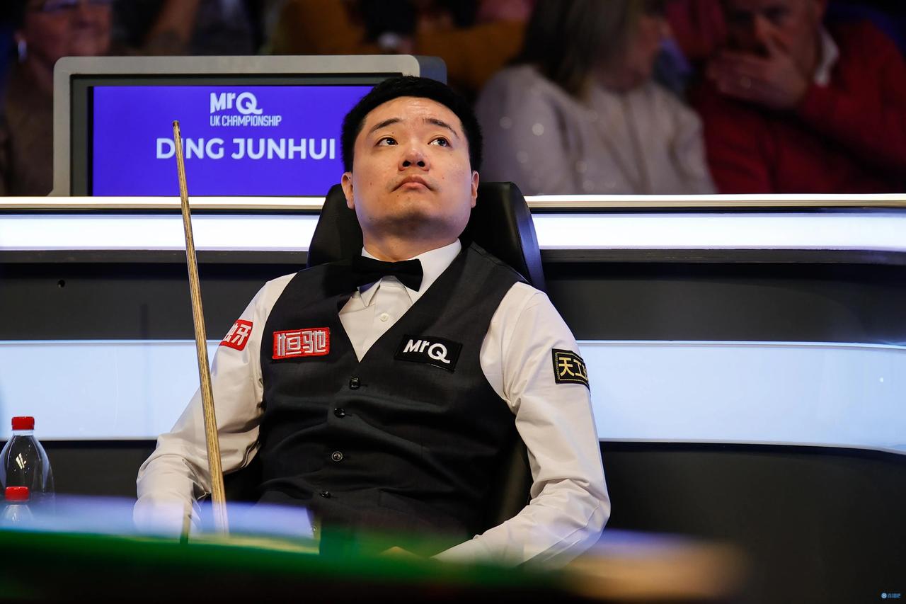 丁俊晖6：4险胜特鲁姆普，与奥沙利文会师决赛[赞][赞][赞]

斯诺克英锦赛半