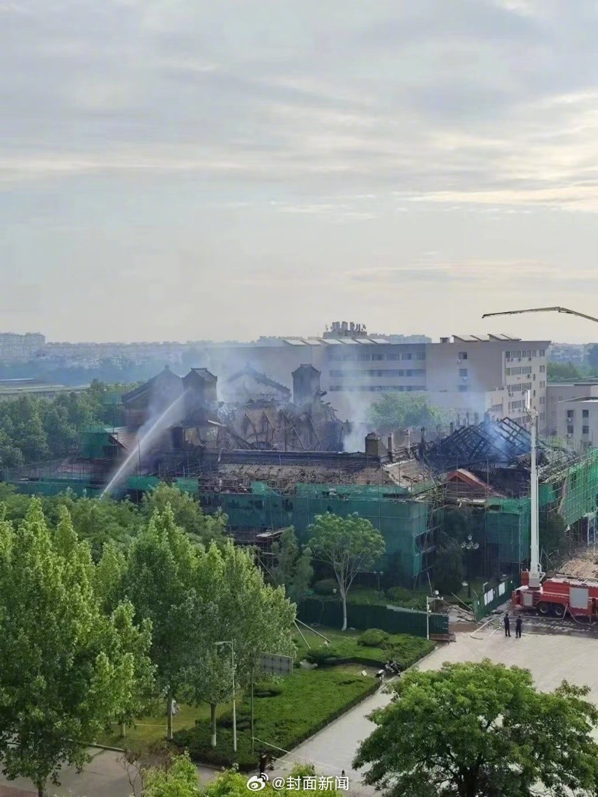 【#河大称火灾当晚礼堂内无施工人员# 初步推测起火因电路老化】#河南大学大礼堂火