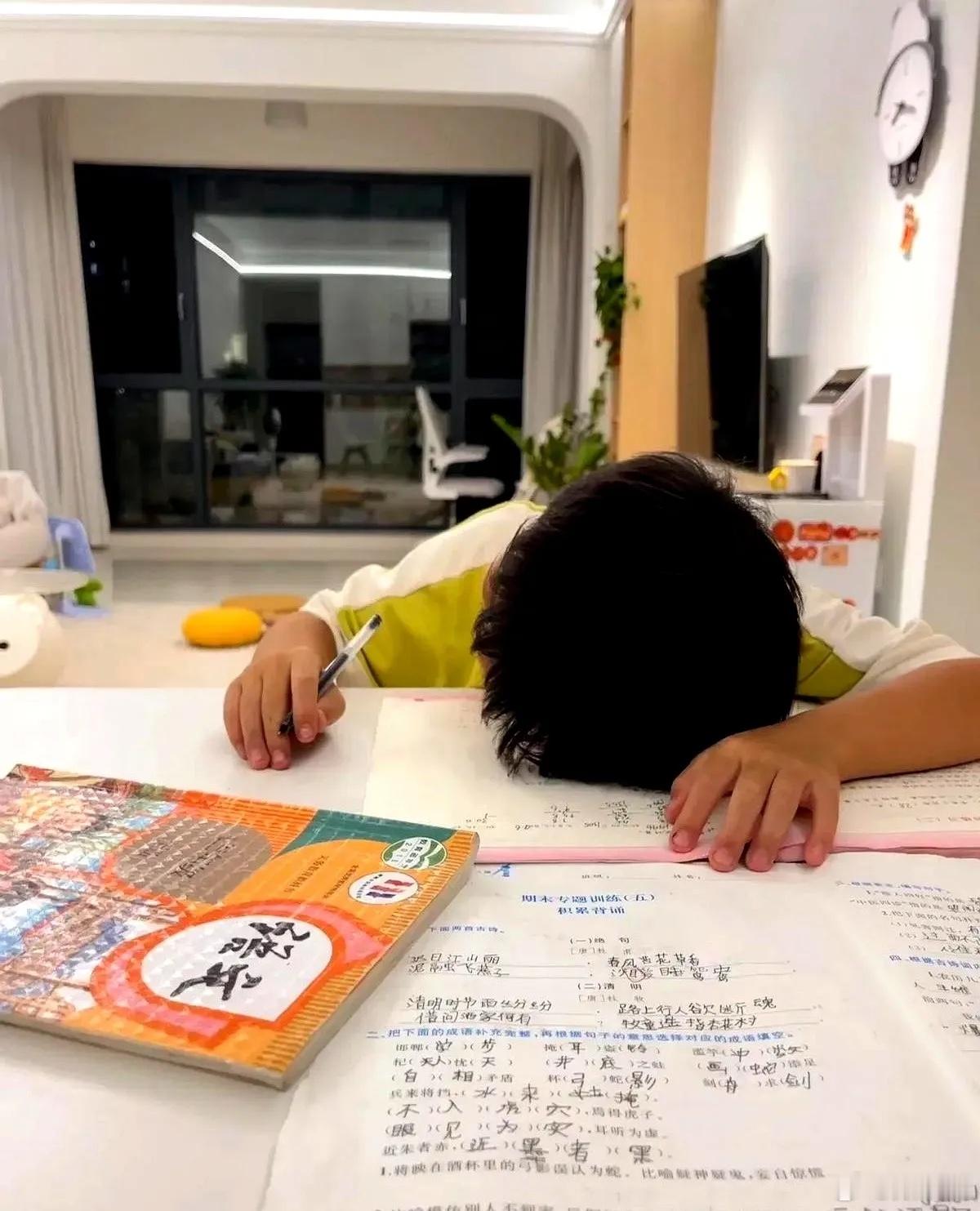 日本新规每日玩手机不超2小时对于小孩子的学习来说是有益的[允悲]，不过大人怎么忍