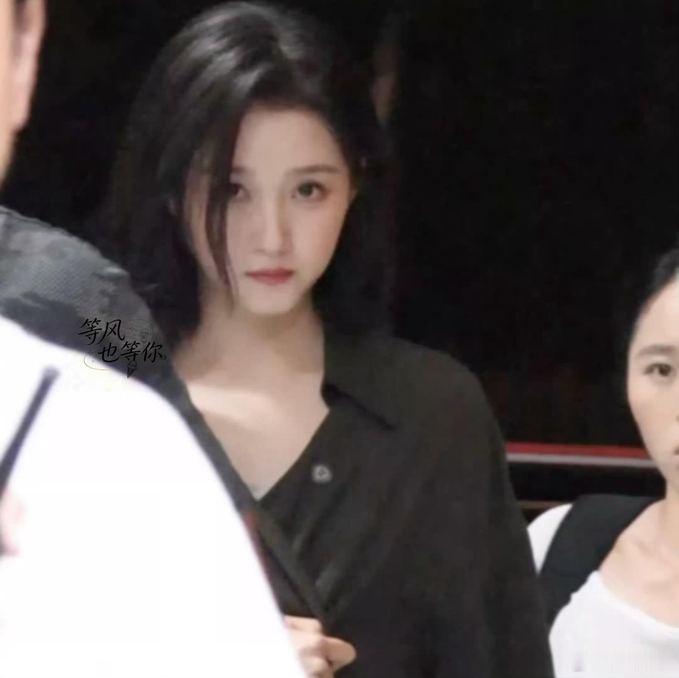 关晓彤孟露莎 这个孟露莎已经从女朋友变成老婆再到现在已经是老公级别的了
