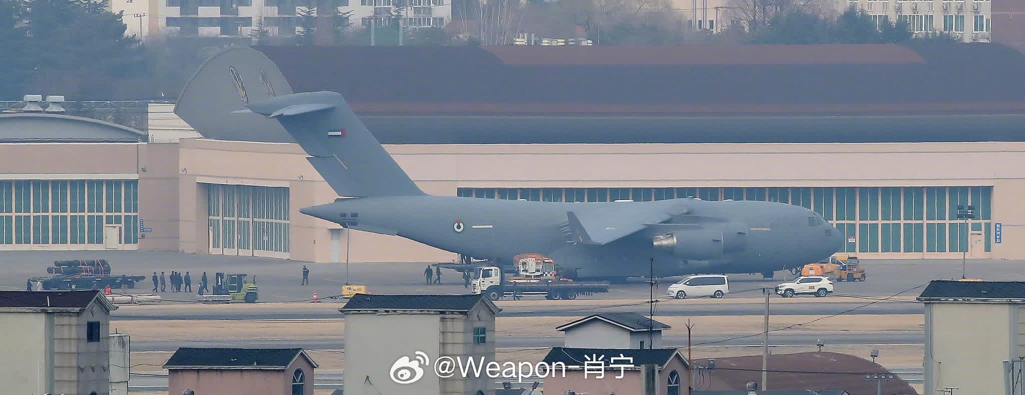美以伊冲突 网友拍摄到阿联酋空军的C-17运输机抵达韩国，貌似装运美军部署于此地