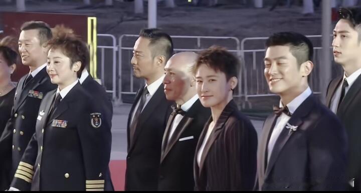 这些明星的大合影里，如果能够认出3位的，说明你是真正的影迷，如果能够认出6位的说