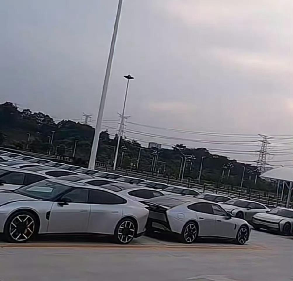 呐！你们要的小鹏新款P7[笑而不语]已经整装待发了新能源汽车大v聊车 ​​​
