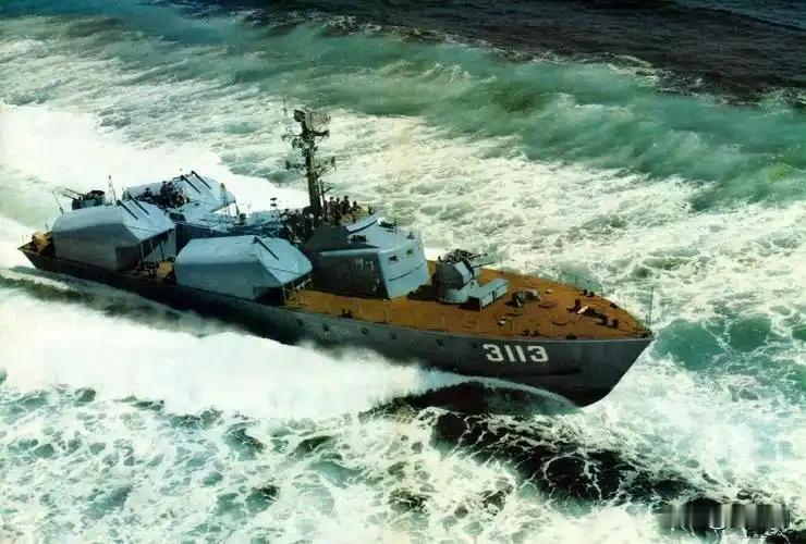 其火力配置堪称强大，配备4座上游 - 1系列反舰导弹发射架，可发射射程达42公里