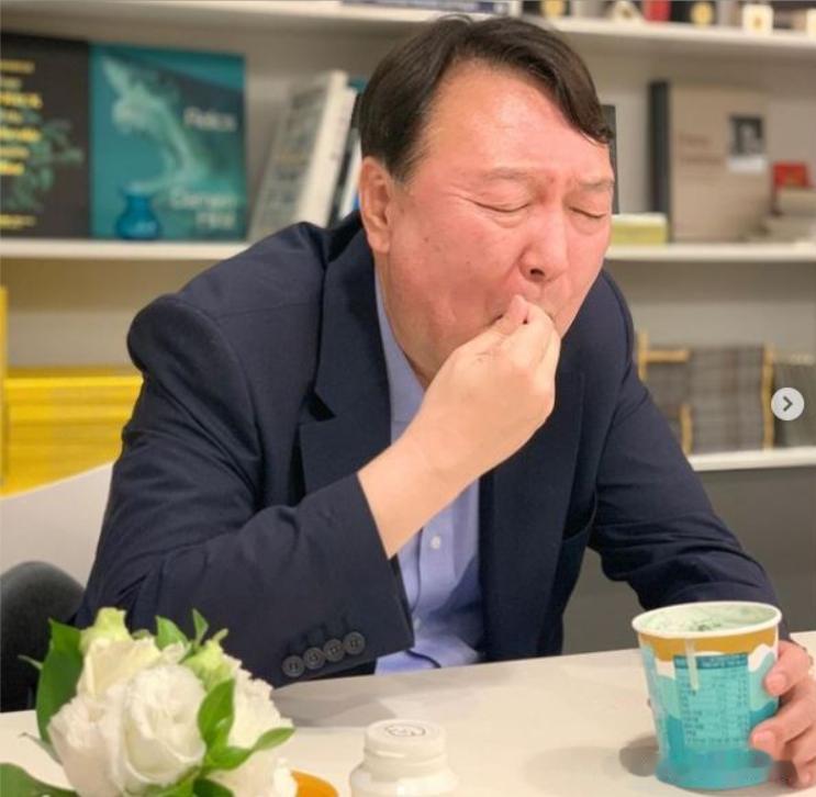 周末离开首尔，去老家忠清道公州的火车上吃上冰淇淋，饱含着家乡的味道。尹大统领心醉