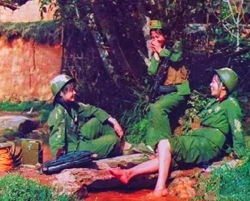 不要再被电视剧骗了，真实的解放军女兵是这样的。

下图是对越自卫反击战中解放军女