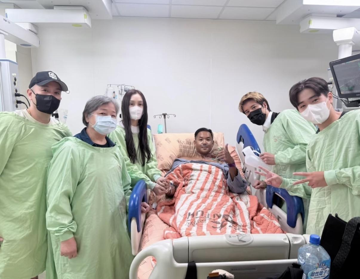 黑人陈建州出了ICU，王力宏去探望，手拿夜壶很搞笑。两人情谊深厚。

在王力宏艰
