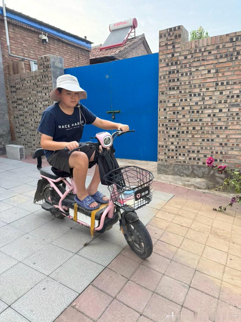 回到村里了，我说老大，你T恤上有破洞，换一件。他问，这有什么大关系吗？骑上最爱的