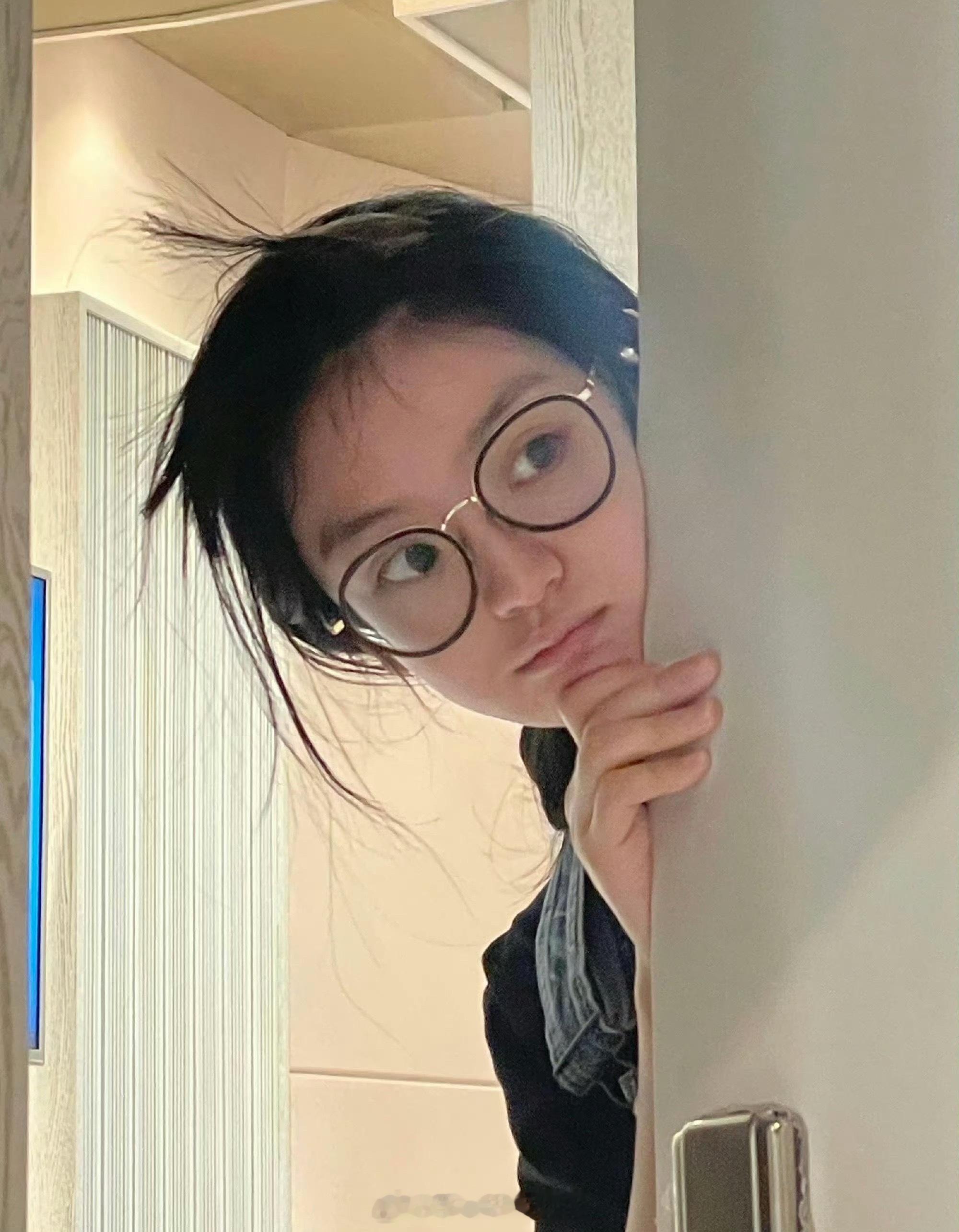 田曦薇这个素颜好萌哦网友偶遇素颜田曦薇