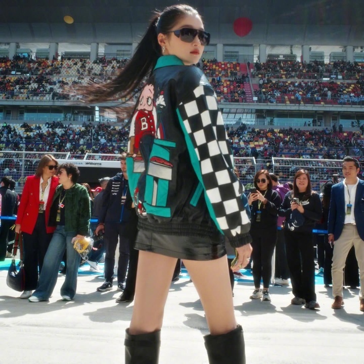 关晓彤晒与拉塞尔合照【关晓彤作为嘉宾出席F1，并晒出自己挥旗以及和拉塞尔的合照】