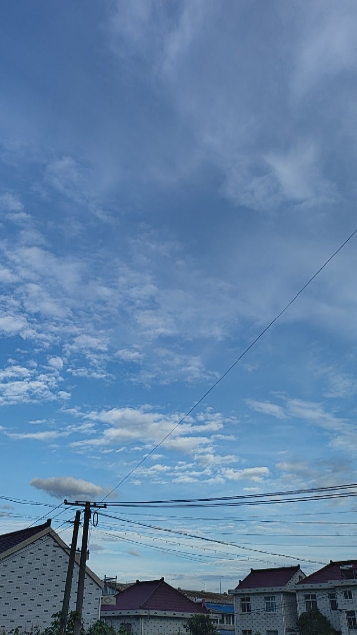 蓝天白云的下起了雨 
