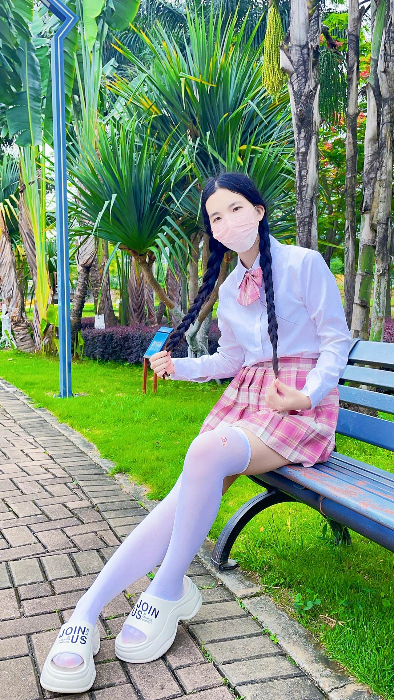 JK一般配什么袜子白袜或者黑袜