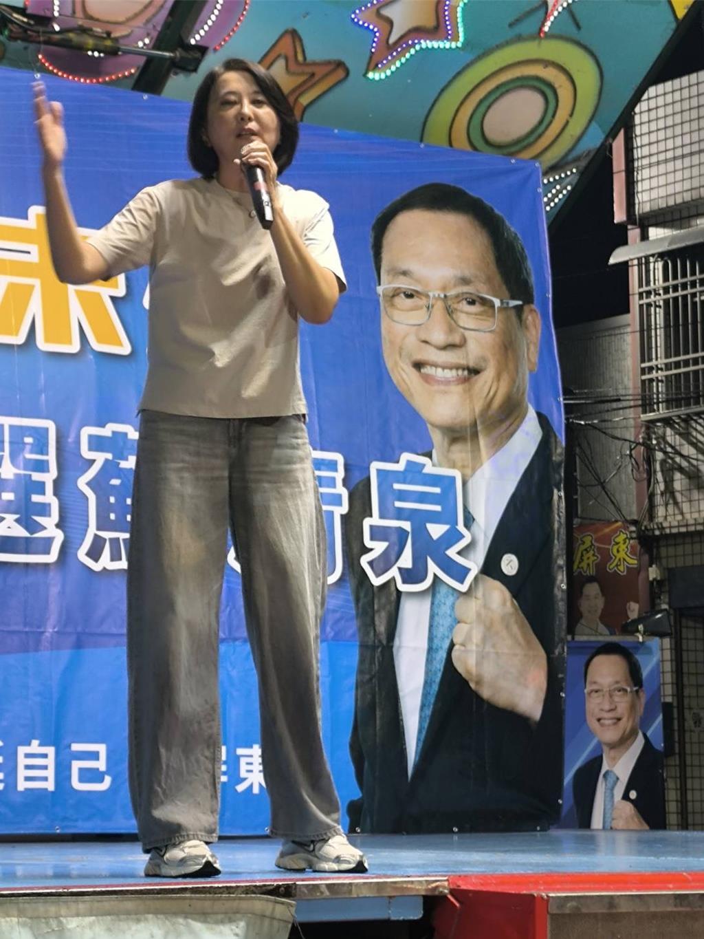 王鸿薇、王浅秋力挺苏清泉！庙口开讲抛敬老卡新政
国民党屏东县长参选人苏清泉3日在