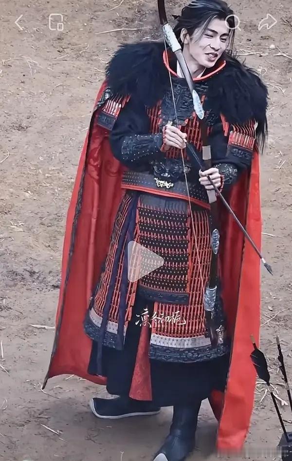 这么帅的张凌赫 真不知道服装老师咋想的