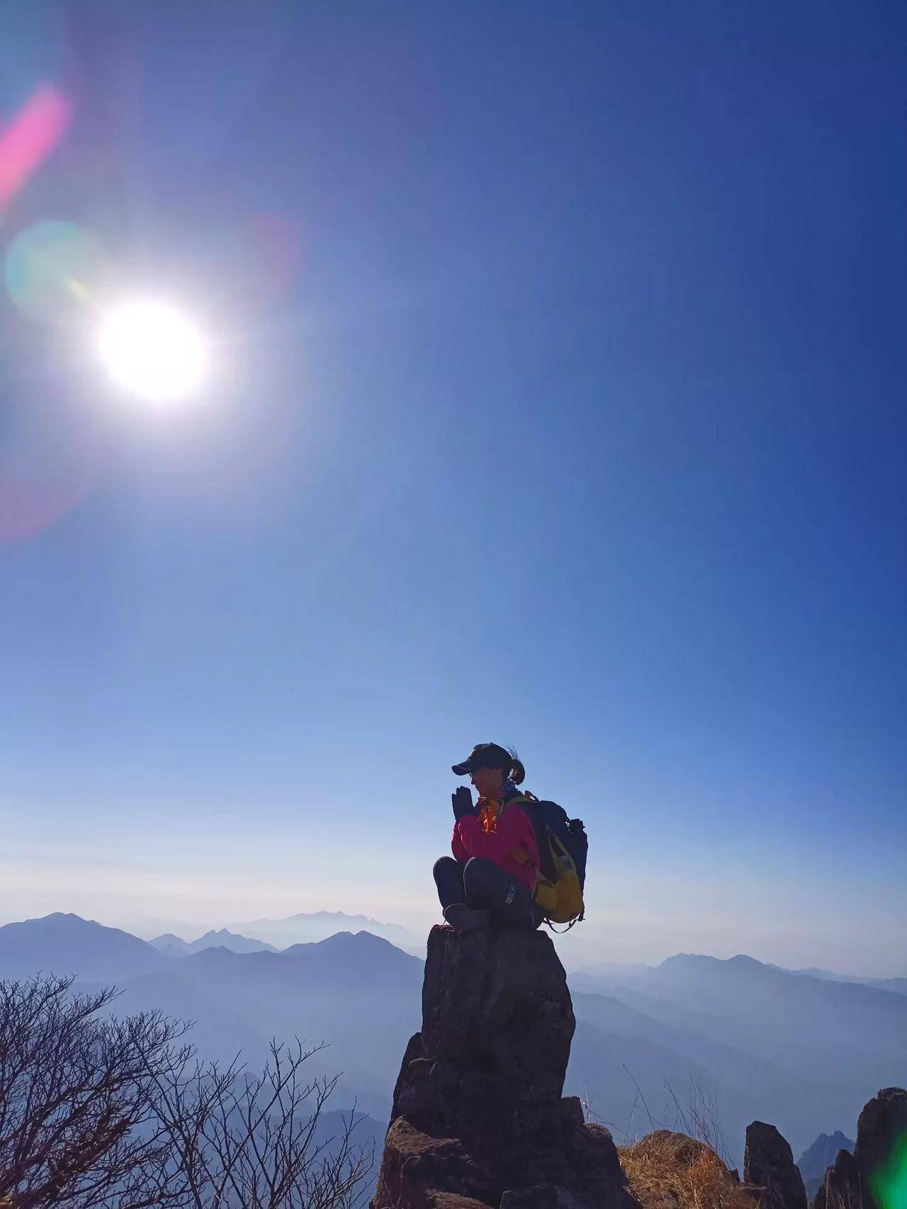 山巅之上，
与阳光相拥，
一览众山小！
登山顶的美景