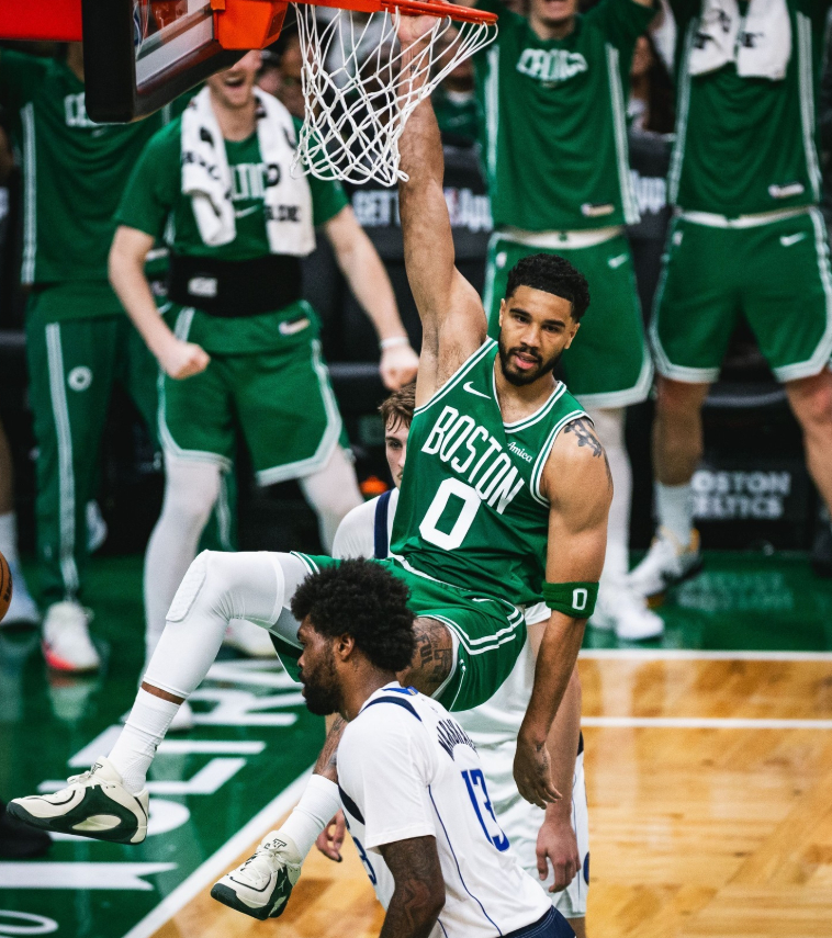 298天的等待，塔图姆复出首秀拿下15分12篮板7助攻1抢断，正负值+20。开场