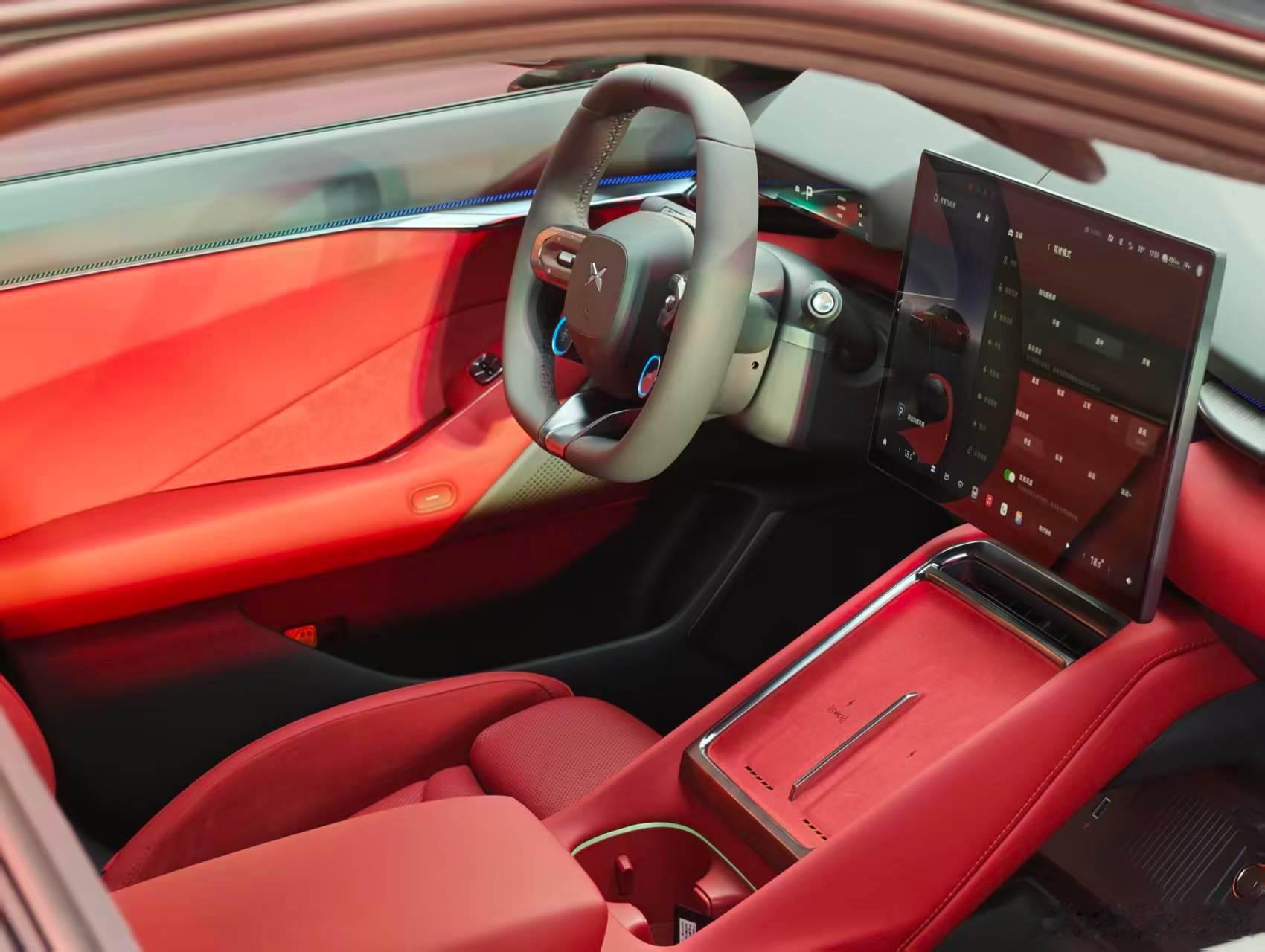 现场真的热度拉满！！除了两个新颜色还有很多改装、涂装的新P7！我说他是目前小鹏最