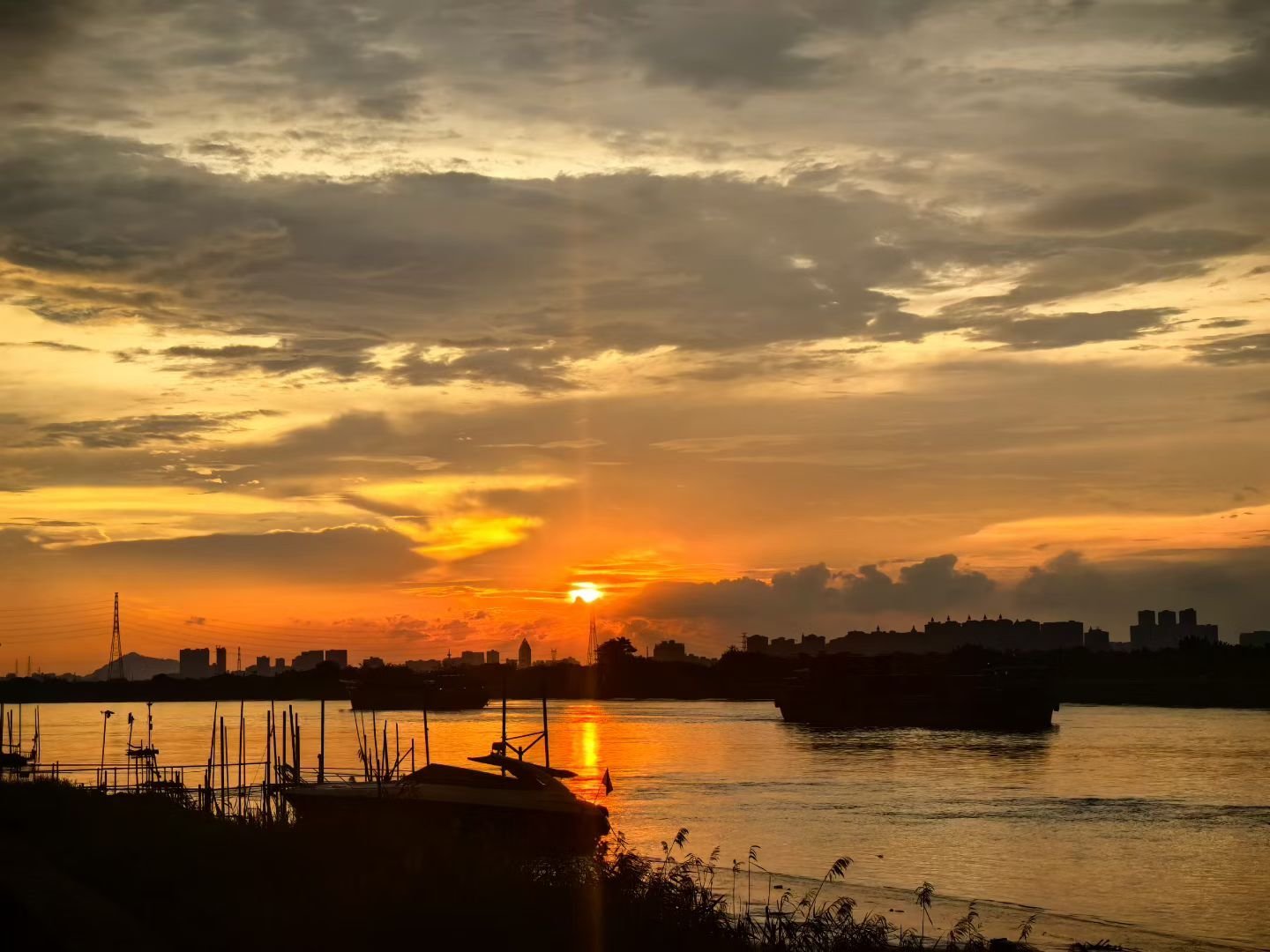 晚安好梦从此夏天被七月占据从此忍耐成为信仰举起一个沉重的天空把背朝向太阳 