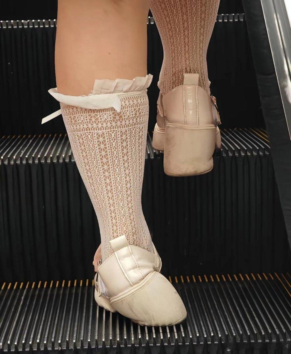 都压成这样了还有必要穿增高鞋吗 ​​​