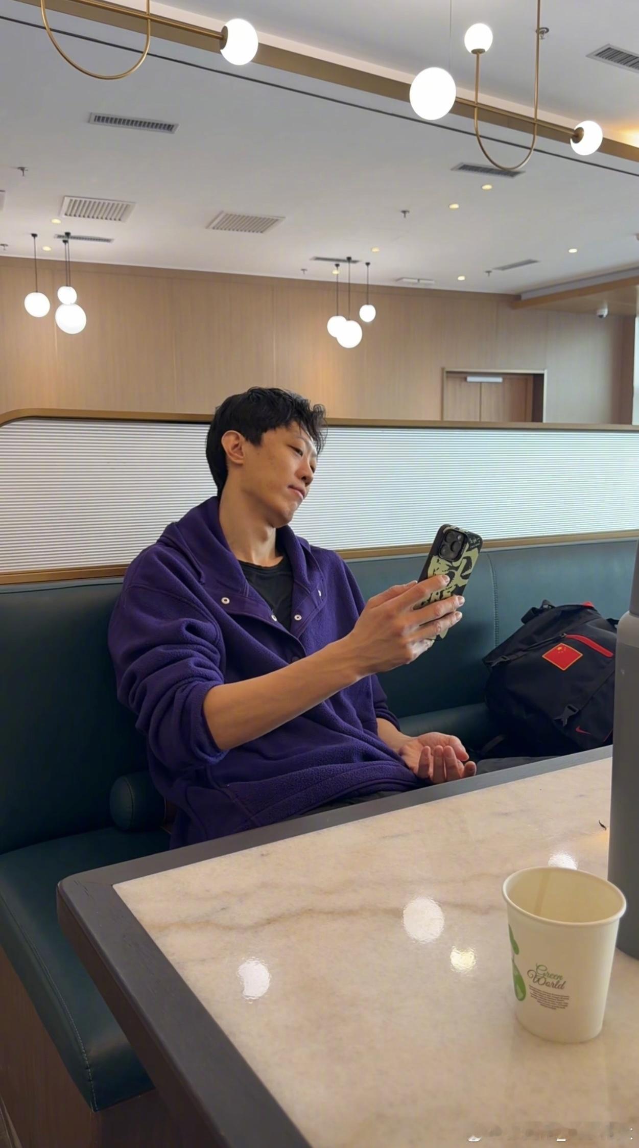 看看手机，我还挺帅 