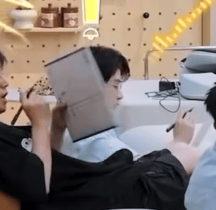 这个小次次被吓到怎么也这么可爱，别人都是瞬间表情失控，小次次是瞬间嘴巴张大，眼睛