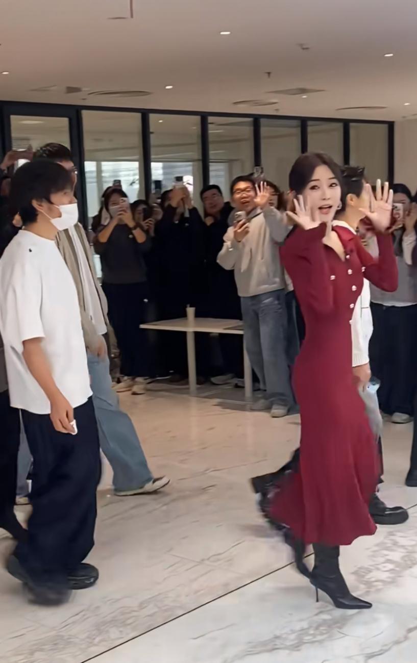 事实证明，就算是五五分的身材，
只要你够瘦，就可以很漂亮！
你看看秦岚，就给我们