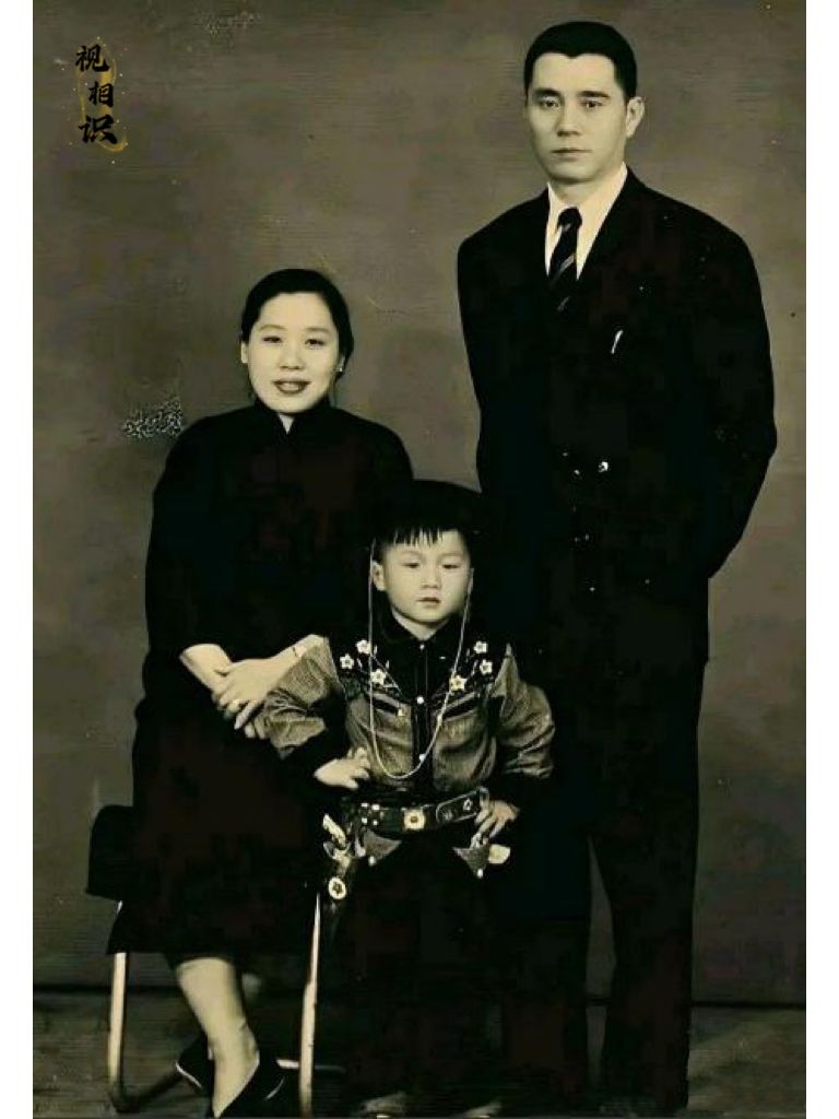 1958年，香港，4岁的成龙和父母的合影，画面中他父亲身材高大，英俊潇洒；而母亲...