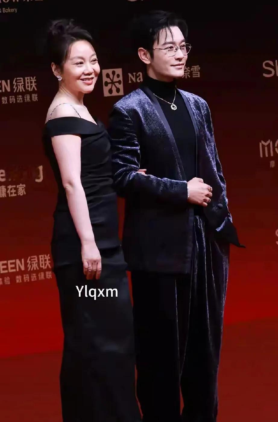 厦门代言人影响力盛典来袭，内娱明星红毯大比拼！闫妮黑色露肩长裙优雅大方，黄晓明高