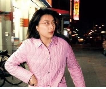 2015年，一次，郭晶晶穿着一身睡衣出去买东西时，被媒体追问：“你都嫁入豪门了，